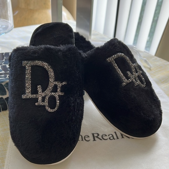 Cozy Faux Fur Slide BLACK/silver🔥House Slipper size 7 NEW 🔥🔥🔥🫵🏻foe you - Picture 1 of 4